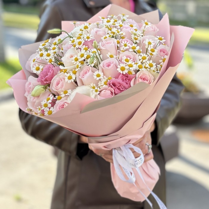 25 роз Свит ревиваль с ромашкой