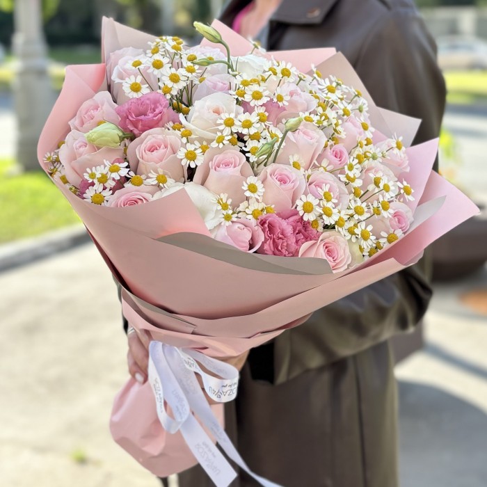 25 роз Свит ревиваль с ромашкой