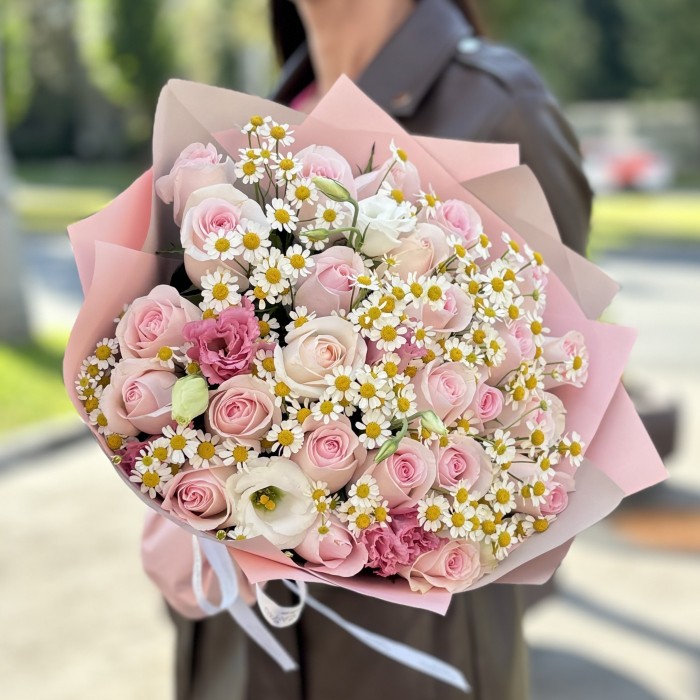 25 роз Свит ревиваль с ромашкой