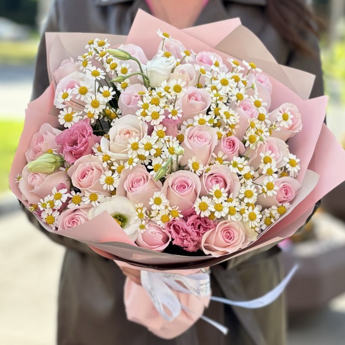 25 роз Свит ревиваль с ромашкой