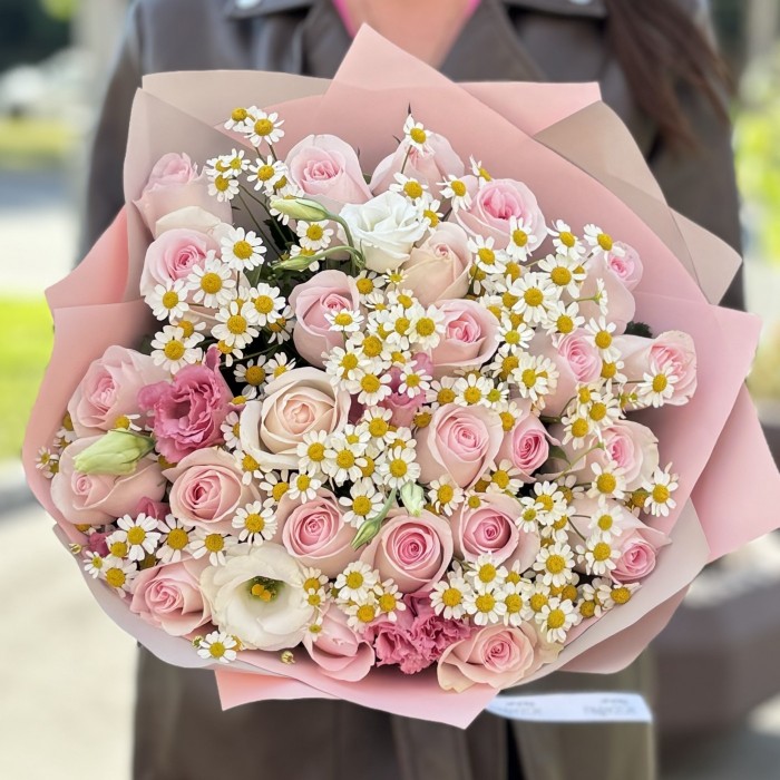 25 роз Свит ревиваль с ромашкой
