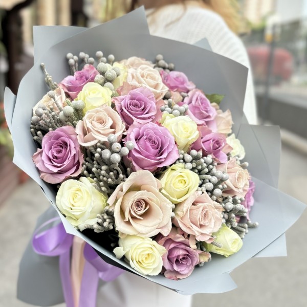 25 роз бело-сиреневый микс с брунией