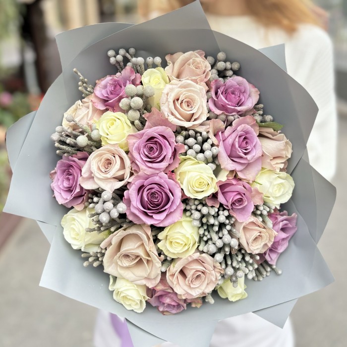 25 роз бело-сиреневый микс с брунией