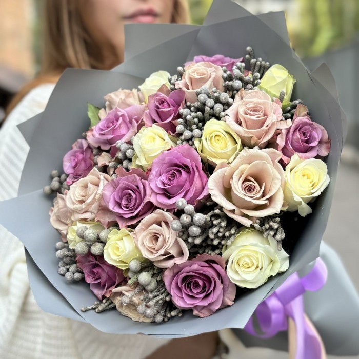 25 роз бело-сиреневый микс с брунией