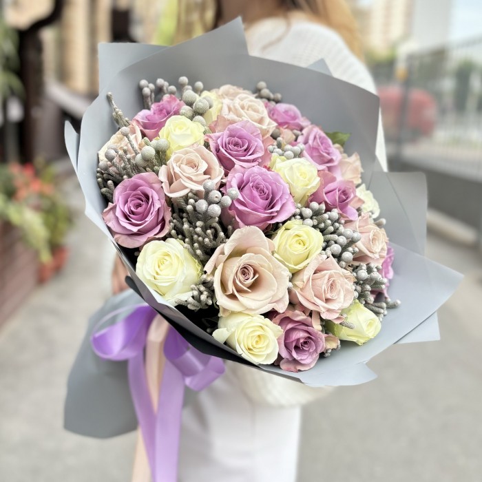 25 роз бело-сиреневый микс с брунией