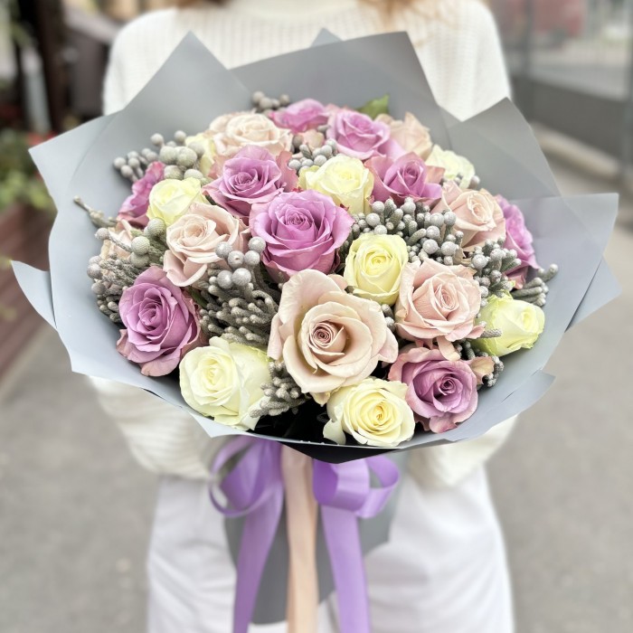 25 роз бело-сиреневый микс с брунией