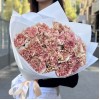 25 розово-персиковых гвоздик