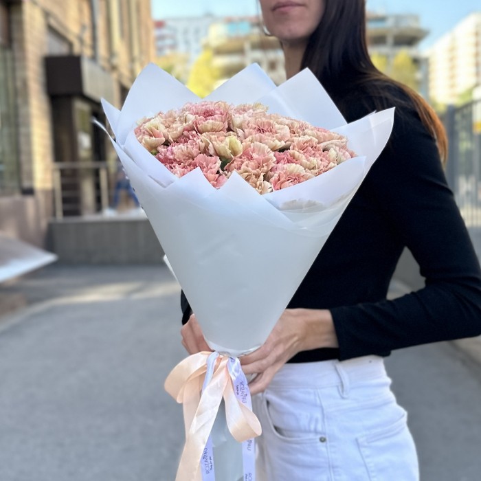 25 розово-персиковых гвоздик