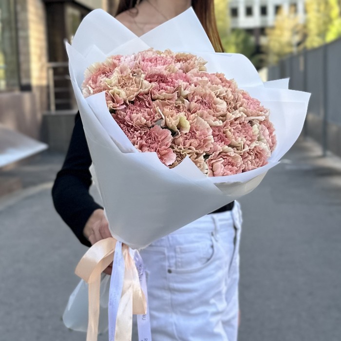 25 розово-персиковых гвоздик