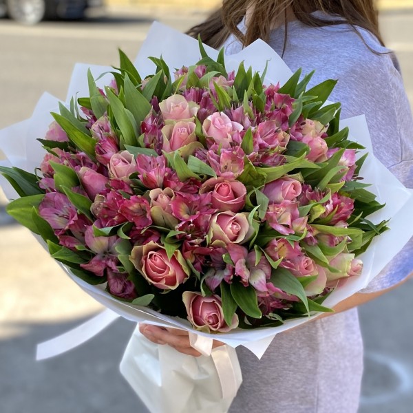 25 розово-зеленых роз с альстромерией