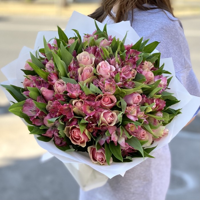 25 розово-зеленых роз с альстромерией