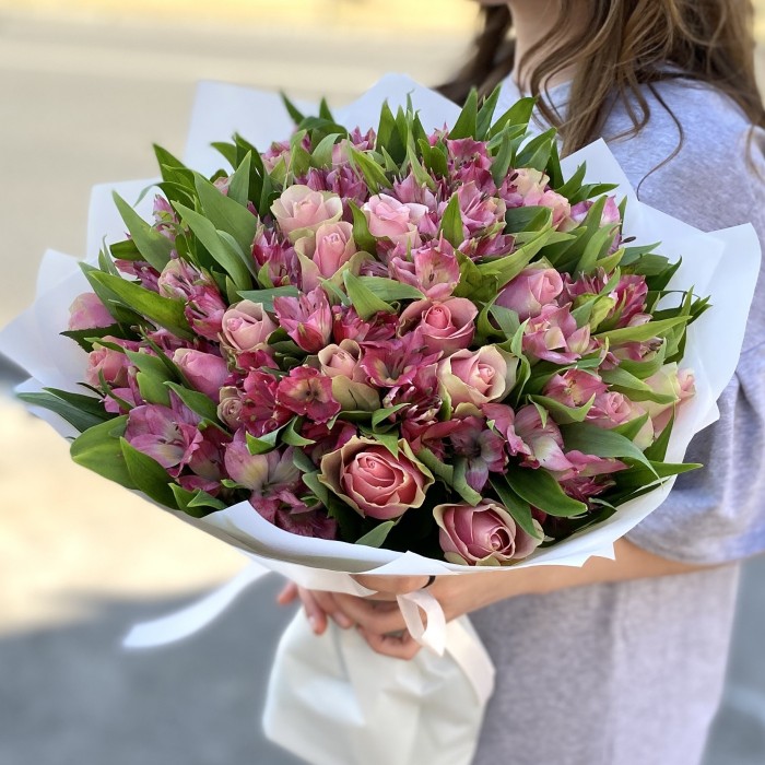 25 розово-зеленых роз с альстромерией