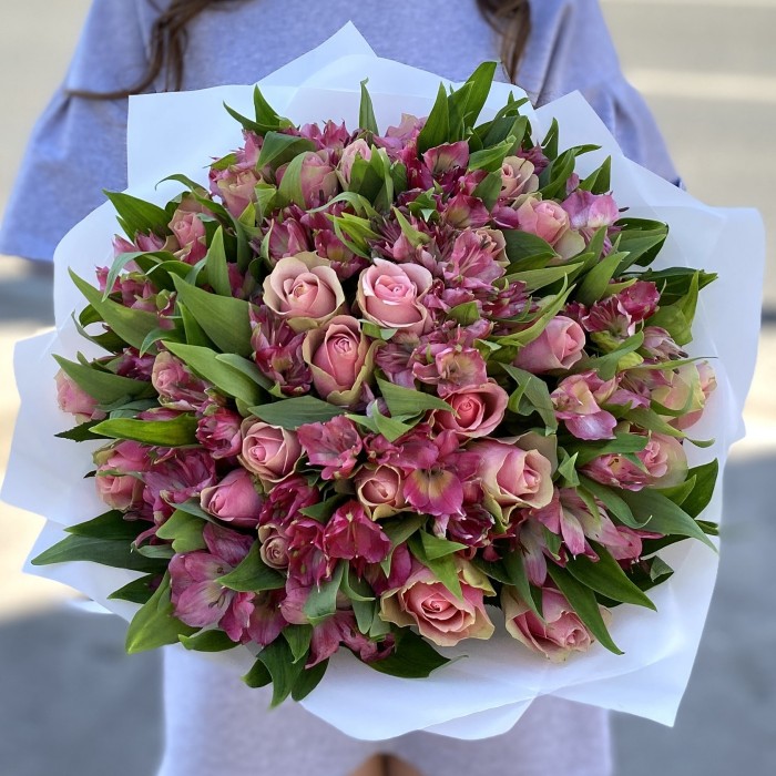 25 розово-зеленых роз с альстромерией