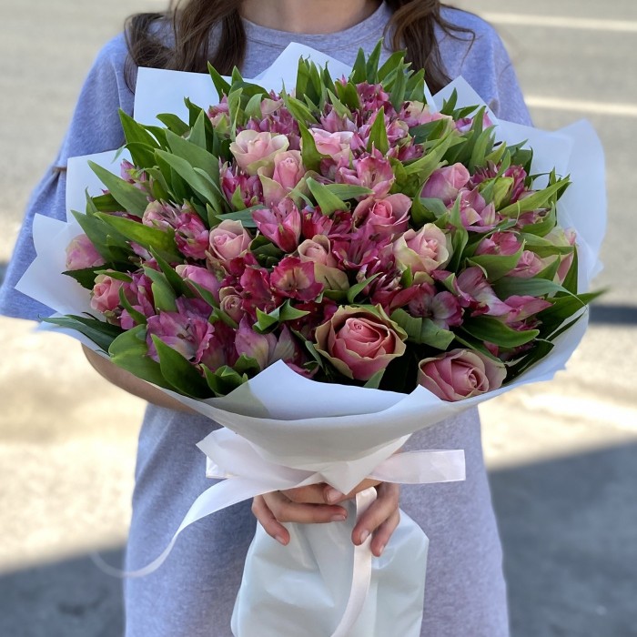 25 розово-зеленых роз с альстромерией