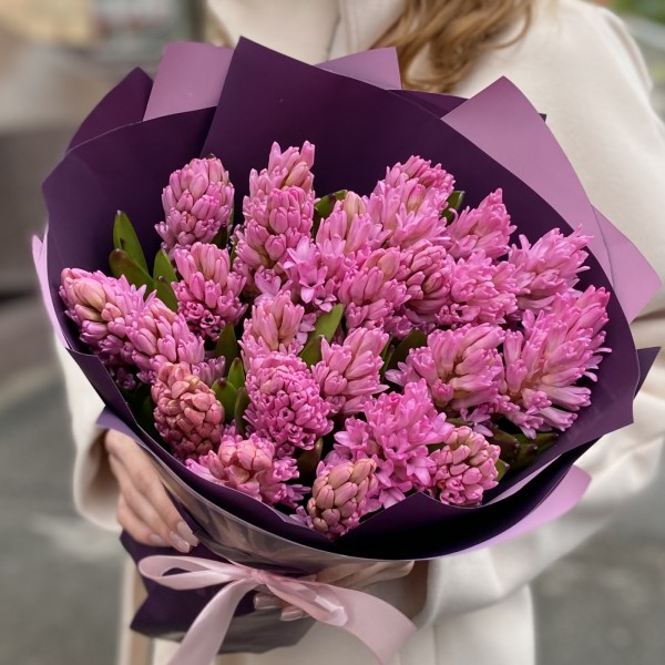 25 розовых гиацинтов