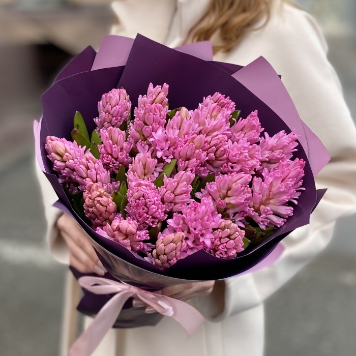 25 розовых гиацинтов