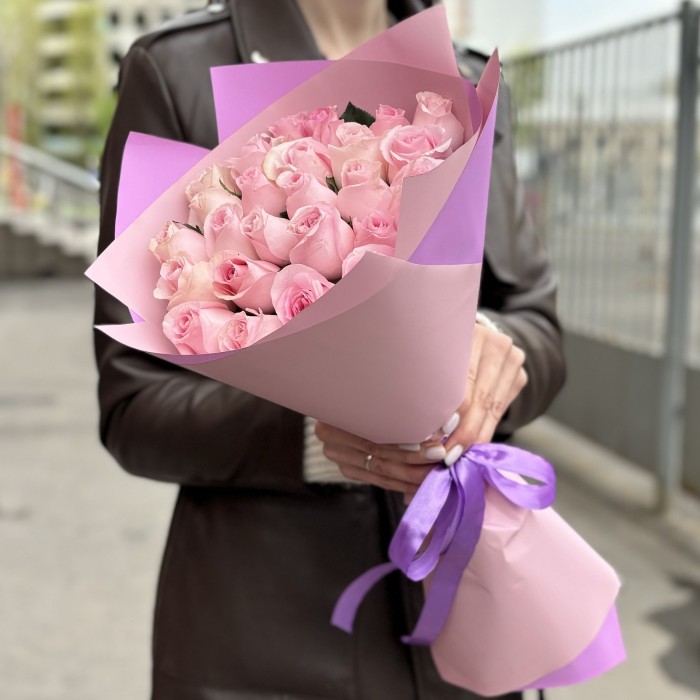 25 розовых роз Ангел Ревиваль 50 см