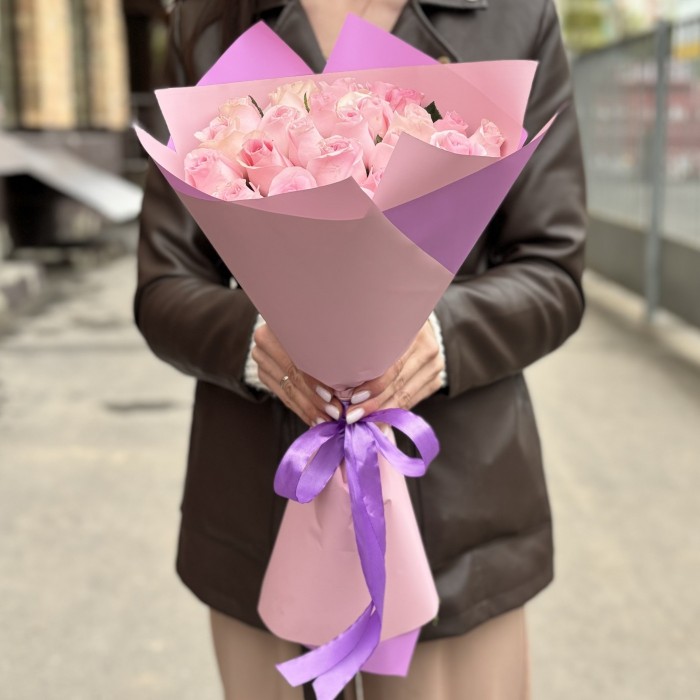 25 розовых роз Ангел Ревиваль 50 см