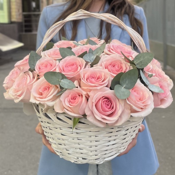 25 розовых роз Новия в корзине с эвкалиптом