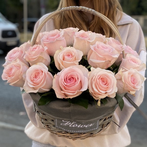 25 розовых роз Новия в корзине
