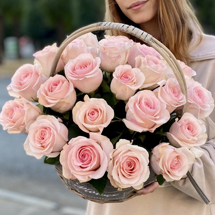 25 розовых роз Новия в корзине