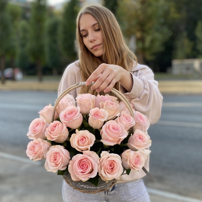 25 розовых роз Новия в корзине