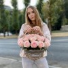 25 розовых роз Новия в корзине