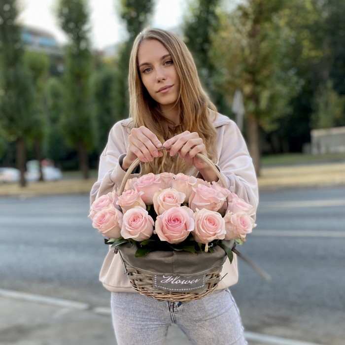 25 розовых роз Новия в корзине