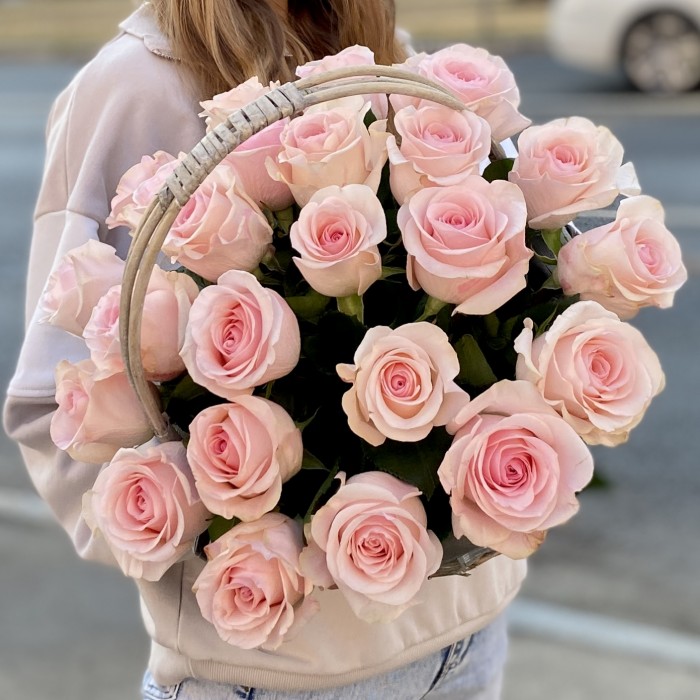 25 розовых роз Новия в корзине