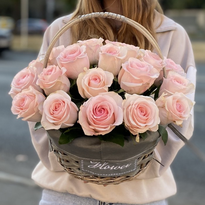 25 розовых роз Новия в корзине