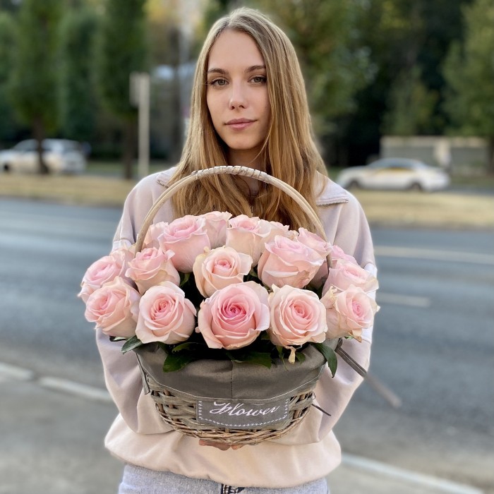 25 розовых роз Новия в корзине