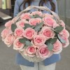 25 розовых роз Новия в корзине с эвкалиптом
