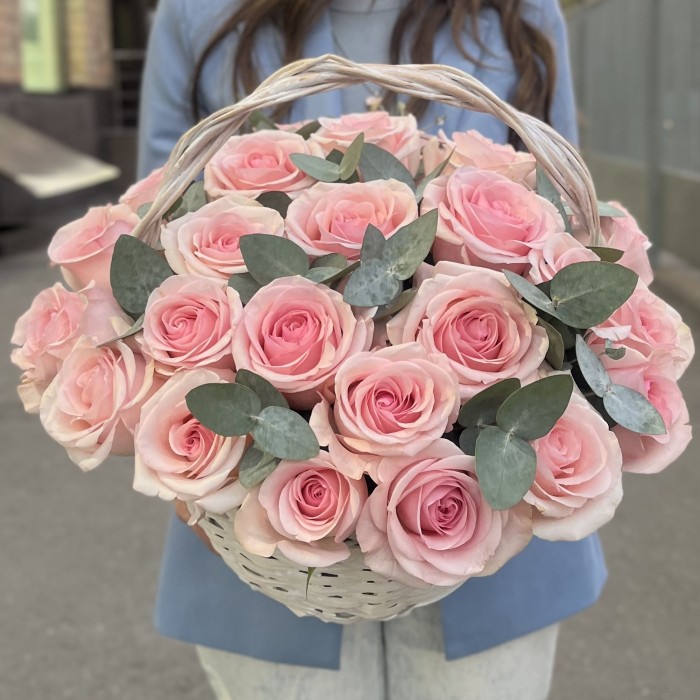 25 розовых роз Новия в корзине с эвкалиптом