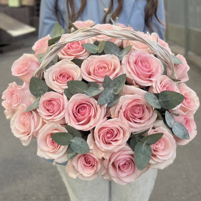 25 розовых роз Новия в корзине с эвкалиптом