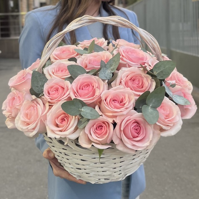 25 розовых роз Новия в корзине с эвкалиптом