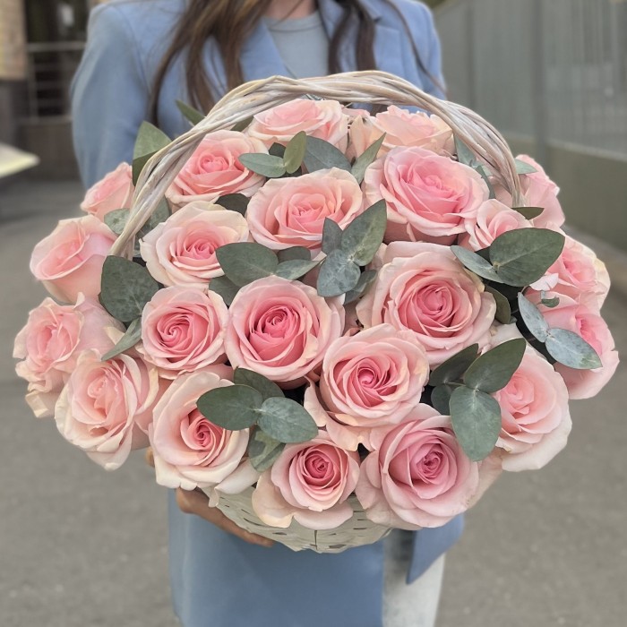 25 розовых роз Новия в корзине с эвкалиптом