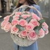 25 розовых роз Новия в корзине с эвкалиптом