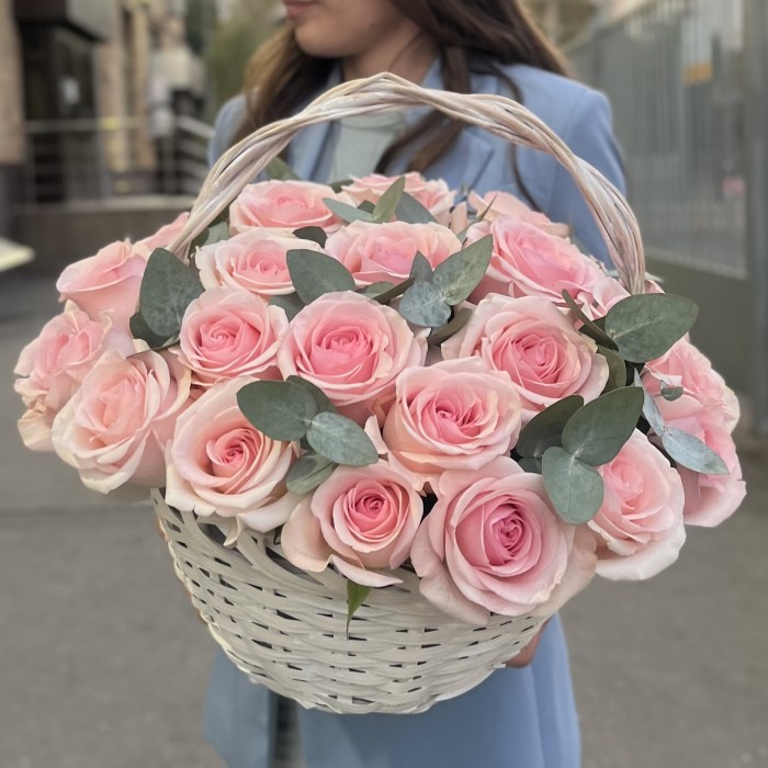 25 розовых роз Новия в корзине с эвкалиптом