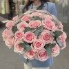 25 розовых роз Новия в корзине с эвкалиптом