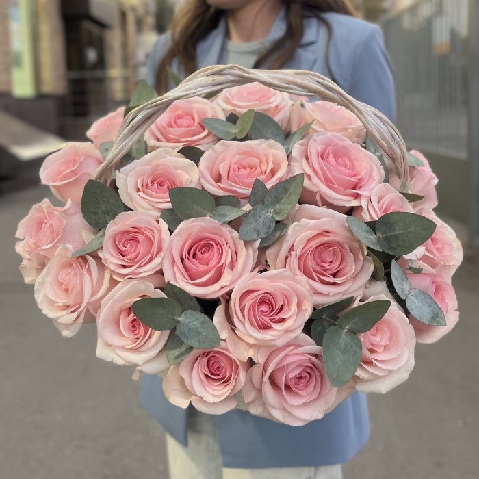 25 розовых роз Новия в корзине с эвкалиптом