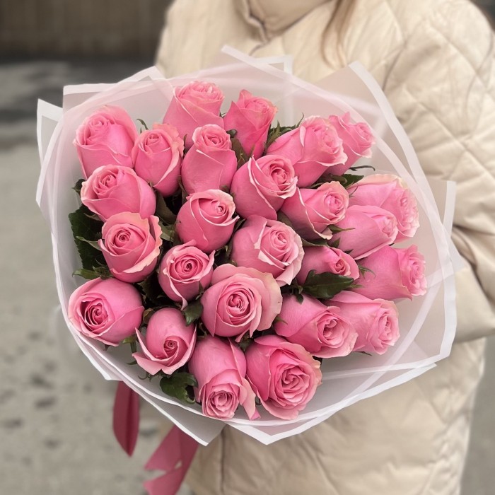 25 розовых роз Селеб 40 см