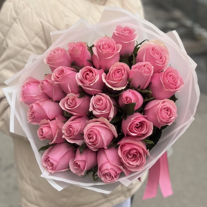 25 розовых роз Селеб 40 см