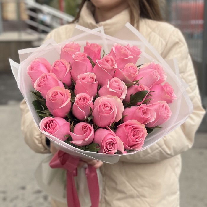 25 розовых роз Селеб 40 см