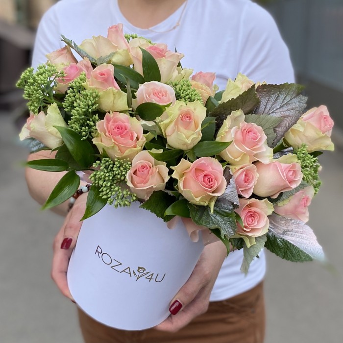 25 розовых роз Топ-гир с седумом в коробке