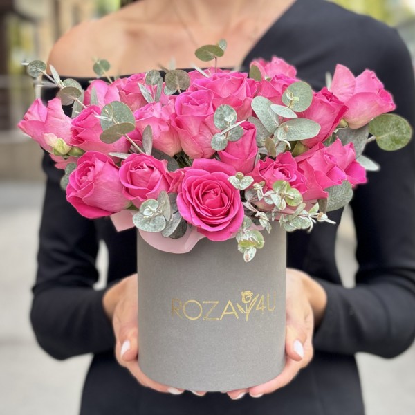 25 розовых роз с эвкалиптом в коробке
