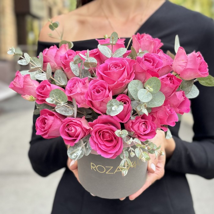 25 розовых роз с эвкалиптом в коробке