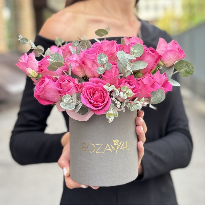 25 розовых роз с эвкалиптом в коробке
