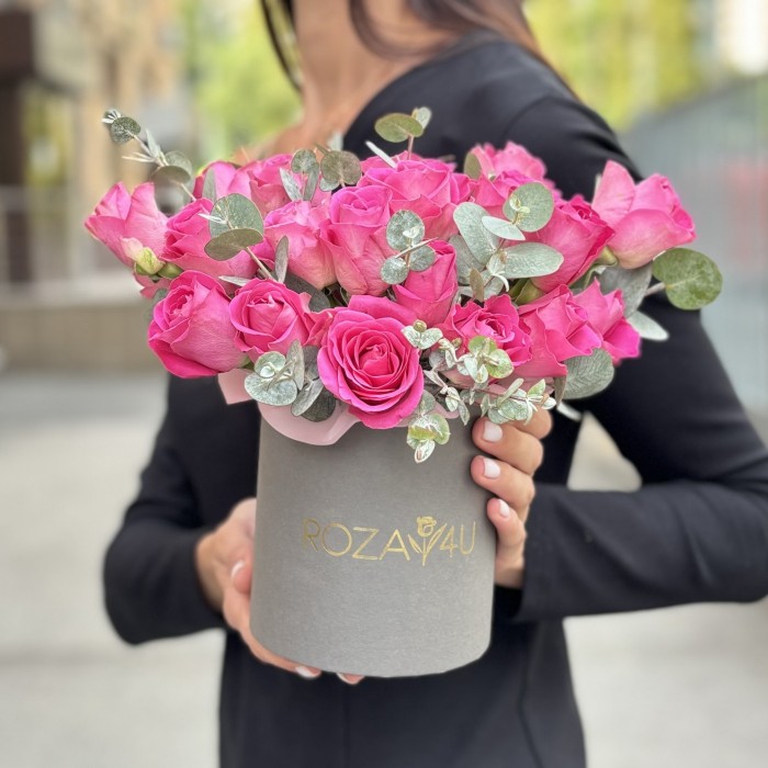 25 розовых роз с эвкалиптом в коробке