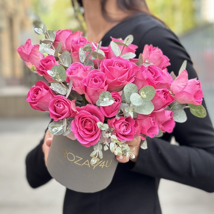 25 розовых роз с эвкалиптом в коробке