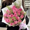 25 розовых роз с гринбелом